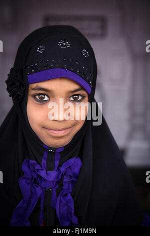 Portrait of Indian jeune musulmane portant le hijab traditionnel à Bhopal , Inde Banque D'Images