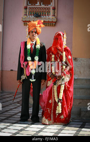 Nouveaux mariés Couple hindou avec les vêtements traditionnels en temple Karni Mata , Bikaner , Inde Banque D'Images