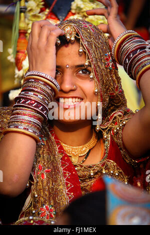 Happy girl Rajasthani au cours de Gangaur festival à Udaipur , Inde Banque D'Images