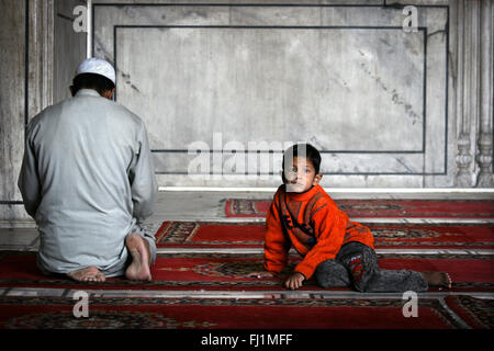 Père et fils musulmans priaient à Jama Masjid (grande mosquée) de vieux Delhi , Inde Banque D'Images