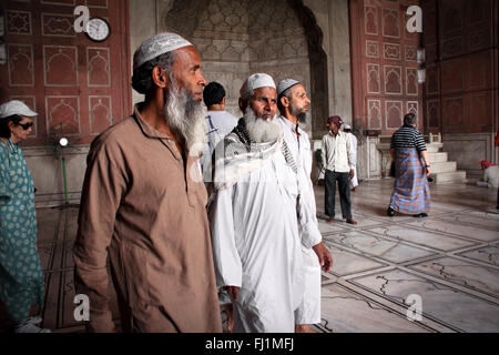 Les musulmans priaient à Jama Masjid (grande mosquée) de vieux Delhi , Inde Banque D'Images