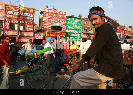 Cyclo Rickshaw driver dans une rue de Delhi, Inde Banque D'Images