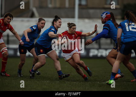 Le Gnoll, Pays de Galles, Royaume-Uni. 28 Février, 2016. Pays de Galles v France - Women's Tournoi RBS des 6 Nations 2016 - Pays de Galles prendre sur la défense française : Samuel Crédit Bay/Alamy Live News Banque D'Images