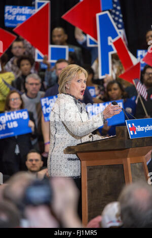 Columbia, Caroline du Sud, USA. Feb 27, 2016. Le candidat démocrate Hillary Rodham Clinton grâce fête ses supporters la victoire dans la primaire de Caroline du Sud le 27 février 2016 à Columbia, en Caroline du Sud. Clinton a gagné plus de rivaliser avec le sénateur Bernie Sanders de presque 50 points. Credit : Planetpix/Alamy Live News Banque D'Images