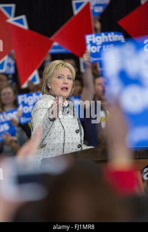 Columbia, Caroline du Sud, USA. Feb 27, 2016. Le candidat démocrate Hillary Rodham Clinton grâce fête ses supporters la victoire dans la primaire de Caroline du Sud le 27 février 2016 à Columbia, en Caroline du Sud. Clinton a gagné plus de rivaliser avec le sénateur Bernie Sanders de presque 50 points. Credit : Planetpix/Alamy Live News Banque D'Images