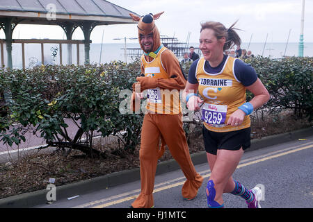 Kingsway, ville de Brighton & Hove, East Sussex, Royaume-Uni. Semi-marathon 2016 de Brighton le long du front de mer de Brighton. 28th février 2016 Banque D'Images