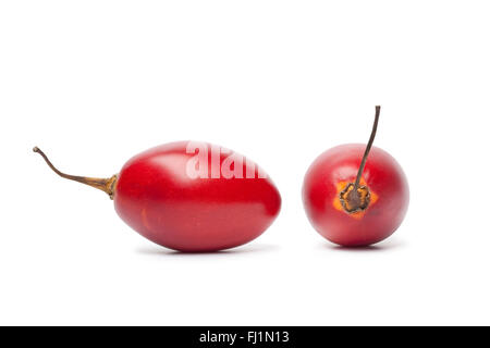 Fruits frais Tamarillo sur fond blanc Banque D'Images