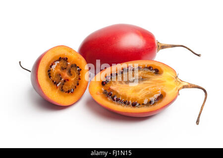 Fruits frais Tamarillo sur fond blanc Banque D'Images