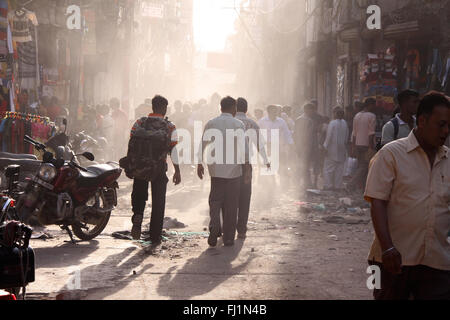 Foule dans une rue animée de Delhi , Inde (Pahr Ganj salon) Banque D'Images