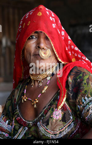 Gujarati femme avec anneau dans le nez et le costume traditionnel près de Bhuj , Inde Banque D'Images