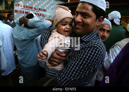 Père musulman et fils pleurer dans la foule à Nizamuddin Dargah , Delhi Banque D'Images