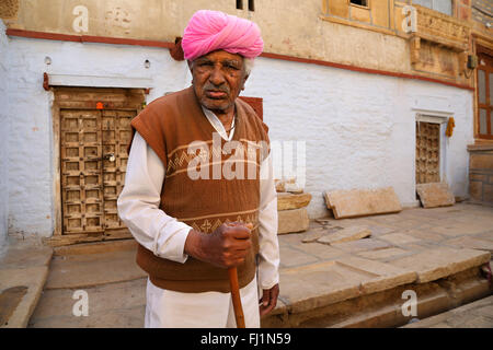 Portrait d'homme avec turban dans Jaisalmer , Rajasthan, Inde Banque D'Images