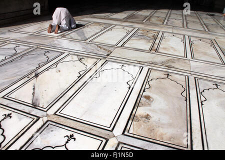 L'homme musulman de prier sur la parole dans le Jama Masjid / grande mosquée de Delhi, Inde Banque D'Images