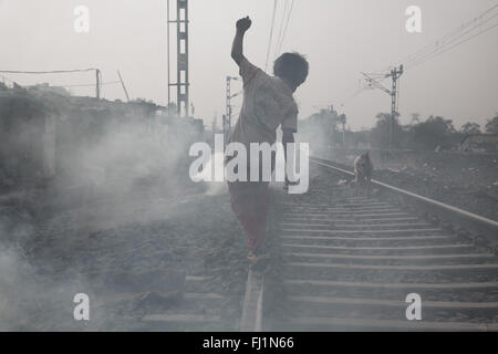Un enfant est de marcher le long des rails de train à Bhopal , Inde Banque D'Images