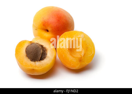 Ensemble et la moitié d'abricot frais isolé sur fond blanc Banque D'Images