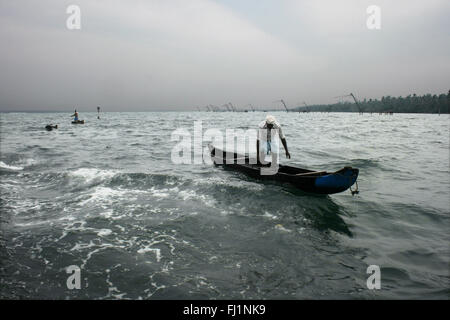 Bateau dans les backwaters près de Kollam, Kerala, Inde Banque D'Images