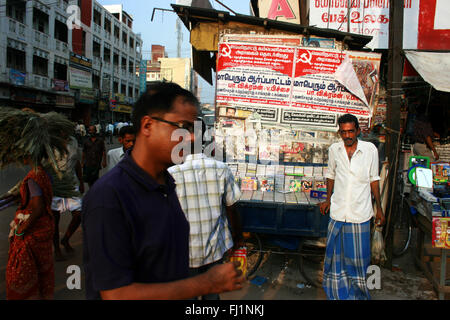 Homme portant lungi dans une rue de Madurai, Inde Banque D'Images