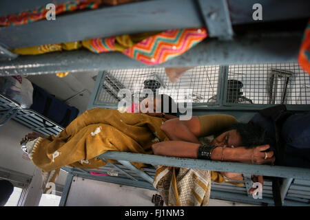 Femme dormir avec son bébé en train en arrivant à Bangalore, Inde Banque D'Images