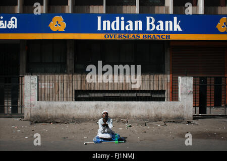 Mendiant dans la rue avant de banque indienne à New Delhi , Inde Banque D'Images