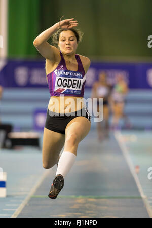 EIS Sheffield, Sheffield, Royaume-Uni. 28 Février, 2016. La piscine d'athlétisme de la deuxième journée. Charlotte Ogden Stockport) lors de la finale du triple saut. Credit : Action Plus Sport/Alamy Live News Banque D'Images