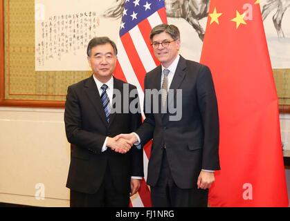 (160228) -- BEIJING, 28 février 2016 (Xinhua) -- le vice-Premier ministre chinois Wang Yang (L) se réunit avec le secrétaire du Trésor Américain Jacob Lew, à Beijing, capitale de la Chine, le 28 février 2016. (Xinhua/Ding Lin) (wyl) Banque D'Images