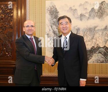 (160228) -- BEIJING, 28 février 2016 (Xinhua) -- le vice-Premier ministre chinois Wang Yang (R) rencontre avec le vice-Premier Ministre turc Mehmet Simsek à Beijing, capitale de Chine, le 28 février 2016. (Xinhua/Ding Lin) (wyl) Banque D'Images