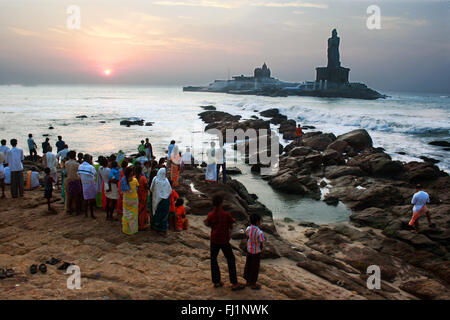 Vue sur Vivekananda Memorial Rock , à partir de la rive dans Kanyakumari, par sunrise, Tamil Nadu Banque D'Images