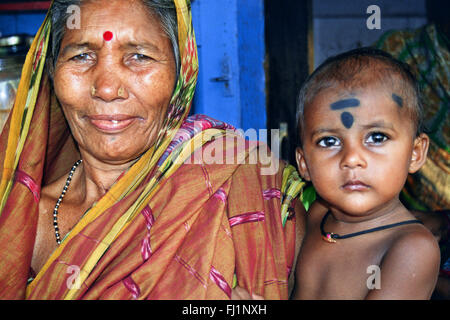 Photo de famille - grand-mère indienne et son petit-fils à Puri , Inde Banque D'Images