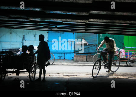 Les gens marchent sous un pont dans le centre de Kolkata , Inde Banque D'Images