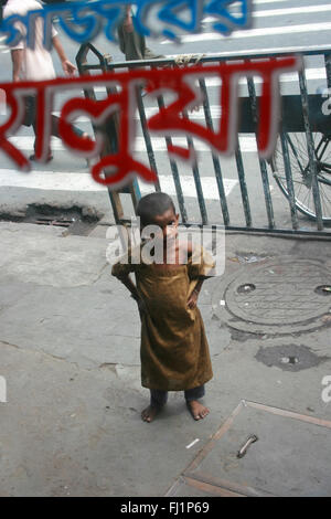 Le jeune enfant est sale pauvre mendiant demander de l'argent dans le centre de Kolkata Banque D'Images