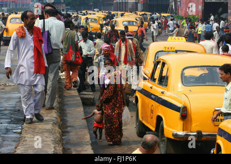 Foule tôt le matin en face de la gare de Howrah, Kolkata , Inde Banque D'Images