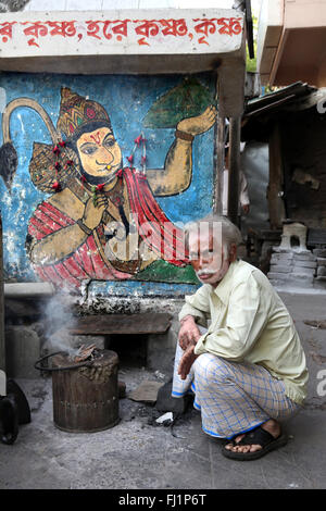 L'homme de maladies de peau vitiligo ' ' pose devant Seigneur Hanuman peinture dans les rues de Kolkata , Inde Banque D'Images