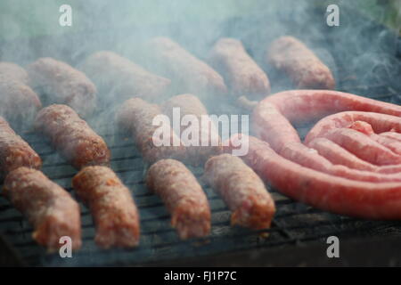 La viande au barbecue sur le feu du charbon de libre de droit. Banque D'Images