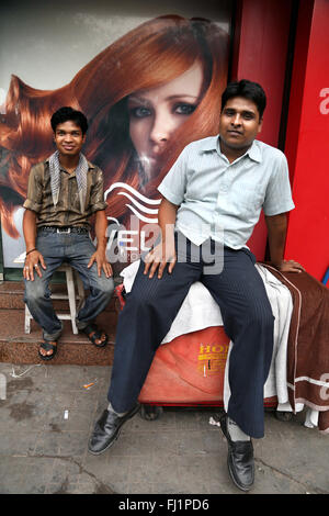 Deux hommes en souriant la mode classique indien typique des vêtements dans les rues de Kolkata Banque D'Images