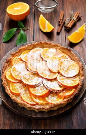 Tarte aux fruits caramélisés à l'orange coupes sur table en bois Banque D'Images