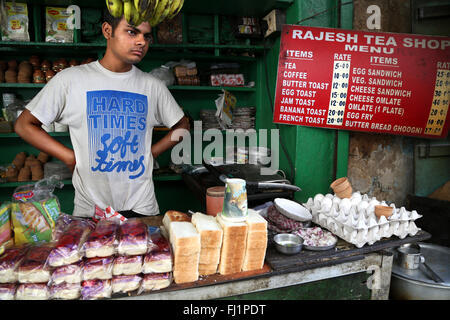 Vendeur de jus de fruits portant des beaux t shirt avec écrits dans les rues de Kolkata Banque D'Images