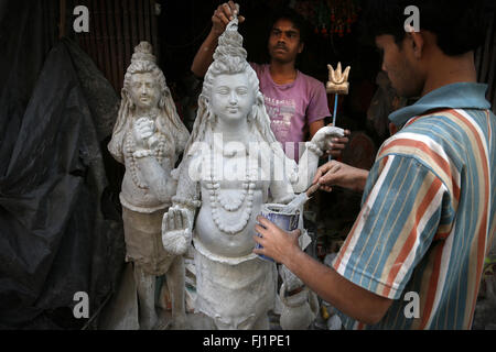 La boue et paille lors hindou Shiva statues faites dans le district de Kumartuli, Kolkata, pour puja et célébrations hindoues Banque D'Images