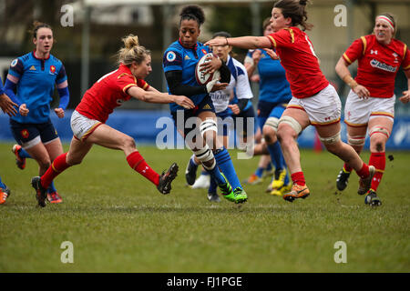 Le Gnoll, Pays de Galles, Royaume-Uni. 28 Février, 2016. - Pays de Galles v France - Women's Tournoi RBS des 6 Nations 2016 - France prendre sur la défense galloise Crédit : Samuel Bay/Alamy Live News Banque D'Images