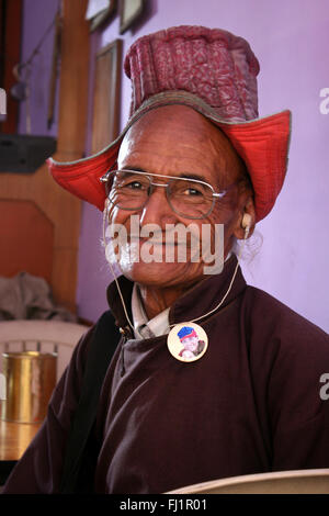 Vieil homme avec costume traditionnel , Inde Ladakhis Banque D'Images