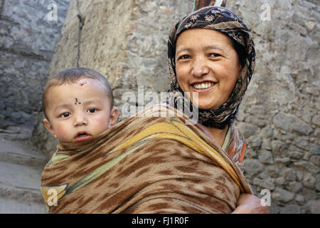Portrait de femme indienne à Leh avec son bébé , Inde Banque D'Images