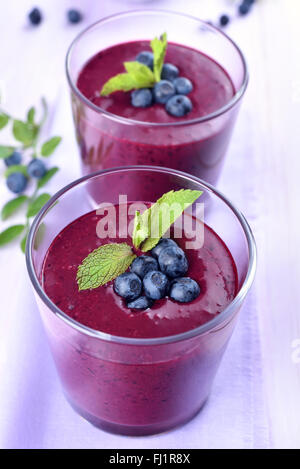 Smoothie jus de bleuets dans verre Banque D'Images