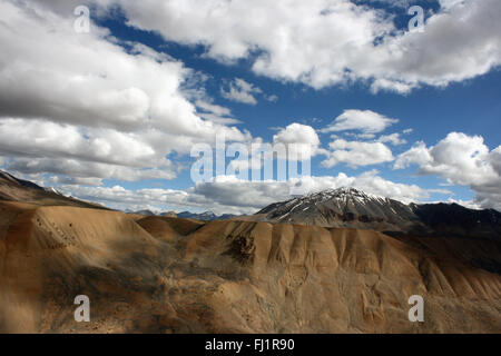 Un paysage extraordinaire sur la route de Manali à Leh, Ladakh, Inde Banque D'Images