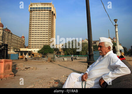 L'homme en face du Taj Mahal Palace, Colaba, Mumbai, Inde Banque D'Images