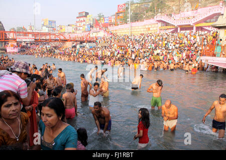 Foule à l'har ki Pauri ghat (principal) sur les rives du Gange au cours de Kumbh Mela à Haridwar , Inde Banque D'Images