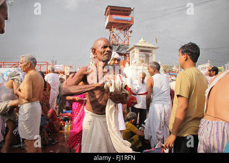 Foule à l'har ki Pauri ghat (principal) sur les rives du Gange au cours de Kumbh Mela à Haridwar , Inde Banque D'Images