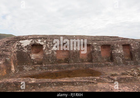 Vue rapprochée des niches taillé dans le roc à El Fuerte de Samaipata (Fort Samaipata), Bolivie Banque D'Images