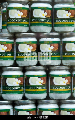 Pots d'huile de coco dans une vitrine Banque D'Images
