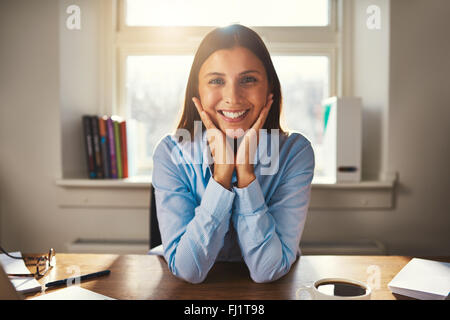 Femme entrepreneur business woman smiling at camera travaillant au bureau Banque D'Images