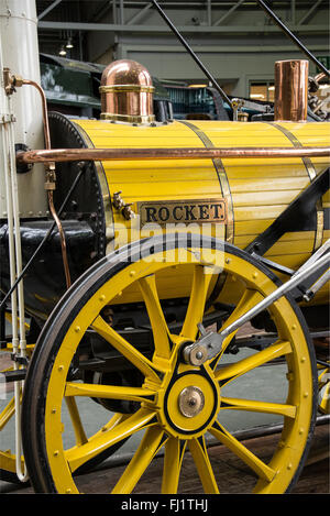 Une réplique de Stephenson's Rocket machine à vapeur à la National Rail Museum York Yorkshire Angleterre Royaume-uni uk Banque D'Images