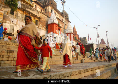 Femme sur les ghats de Varanasi, Inde - Architecture et tous les jours la vie de rue Banque D'Images